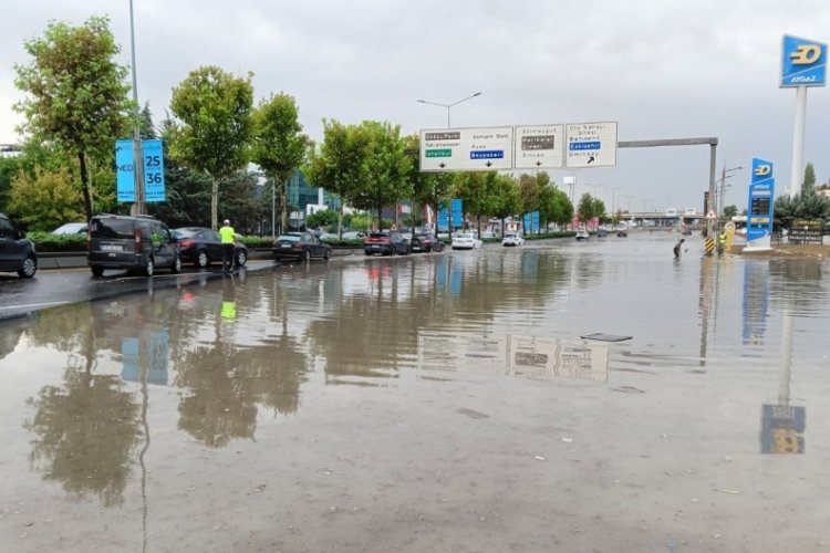 Ankara'da etkili olan yağış yolu kapattı