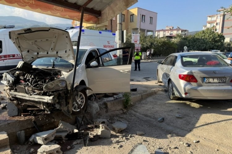 İki otomobilin karıştığı kazada 3 kişi yaralandı