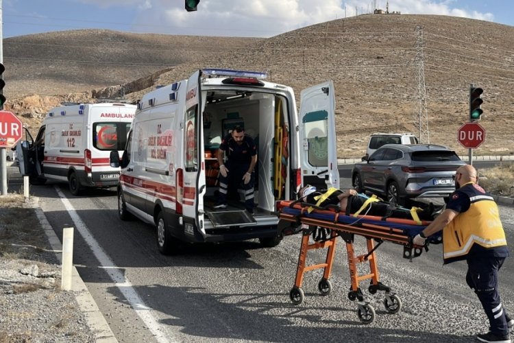 Niğde'de refüje çarpan otomobil alev aldı: 1 yaralı