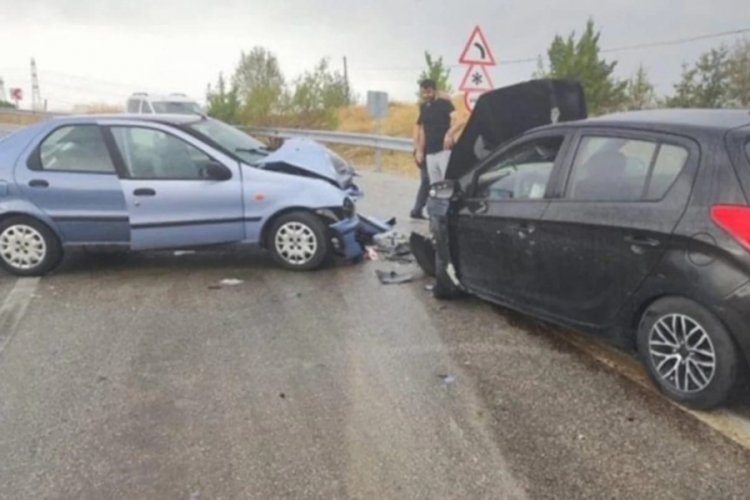 Ankara'da iki otomobil kafa kafaya çarpıştı: 6 yaralı
