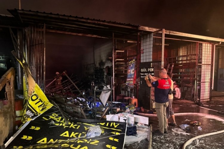 İzmir'de sanayi sitesinde yangın: 3 iş yeri kül oldu