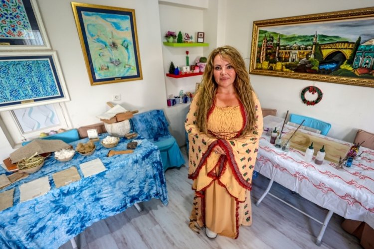 Hobi olarak başladığı ebru sanatındaki çalışmalarını "yılın ahisi" seçilerek taçlandırdı