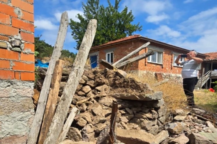 Deprem sonrasında 2 metruk evde çökme
