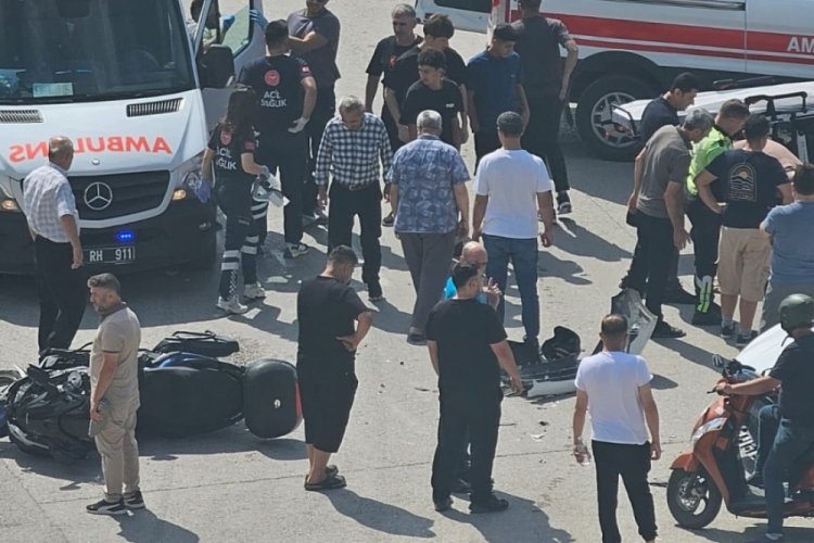 Bursa'da otomobil ile çarpışan motosikletteki çift yaralandı