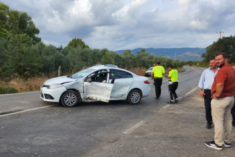 Bursa'da trafik kazası! Yaşlı sürücü hastaneye kaldırıldı...
