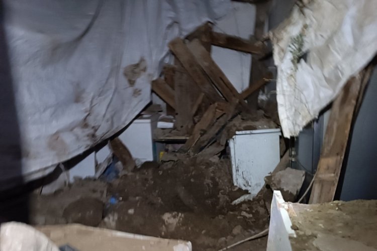 Erzurum'da evin çatısı çöktü: Ölü ve yaralılar var...