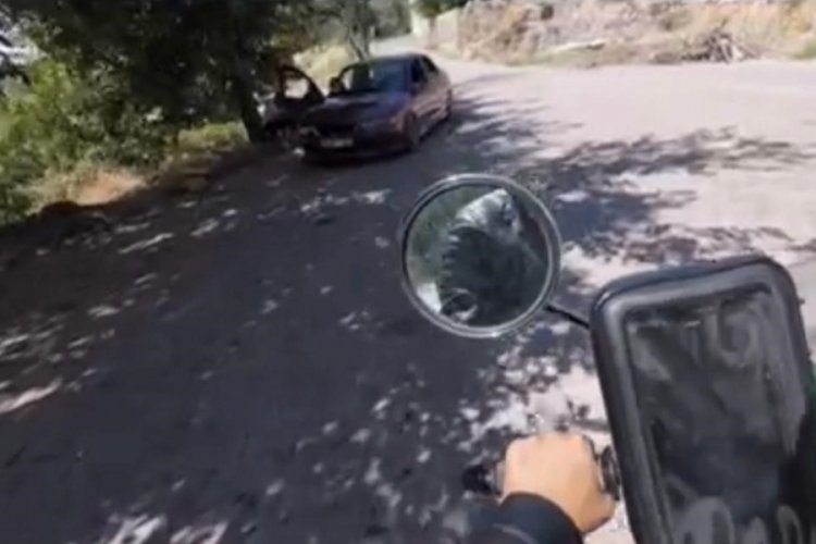 Motosikletli gezgine önce hakaret ettiler sonra taşla kovaladılar