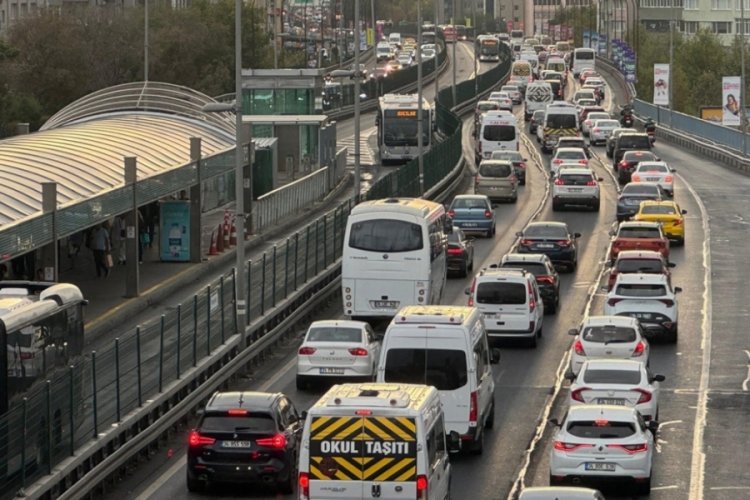İstanbul'da yeni eğitim öğretim yılının ilk gününde trafik yoğunluğu