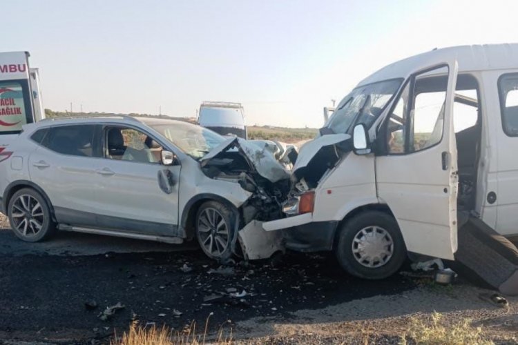 Tarım işçilerini taşıyan minibüs ile otomobil çarpıştı: 10 yaralı
