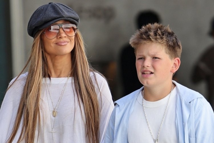 Jennifer Lopez eski eşi Ben Affleck'in oğluna üvey annelik yapmaya devam ediyor