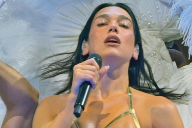 Dua Lipa'nın Chicago konserinde dikkat çekici sahne kostümleri