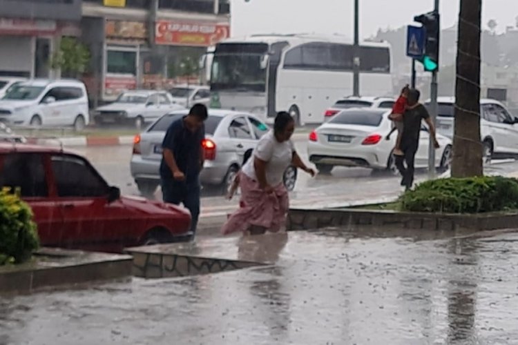 Adana ve Osmaniye'de şiddetli rüzgar ve sağanak