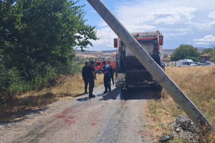 Çöp kamyonu faciaya yol açtı: Temizlik görevlisinin kolu koptu