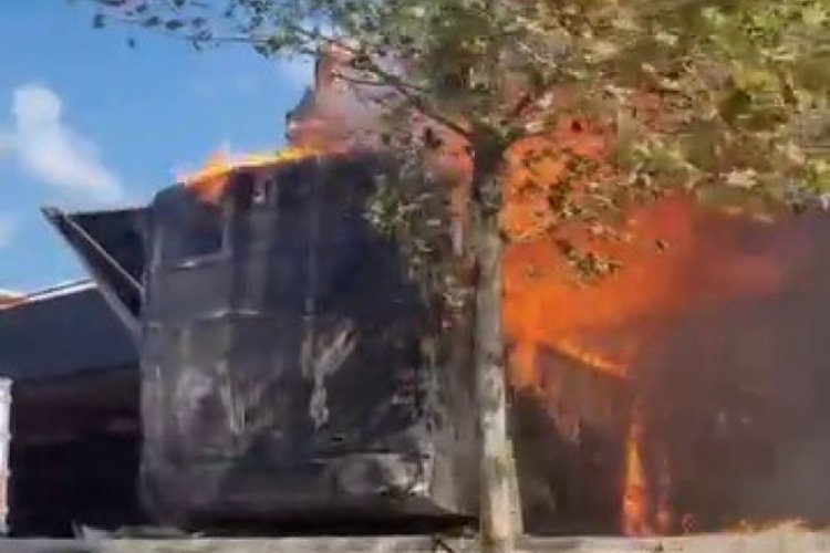 Bursa'da midye satan kamyonet alevlere teslim oldu! Geriye küller kaldı...
