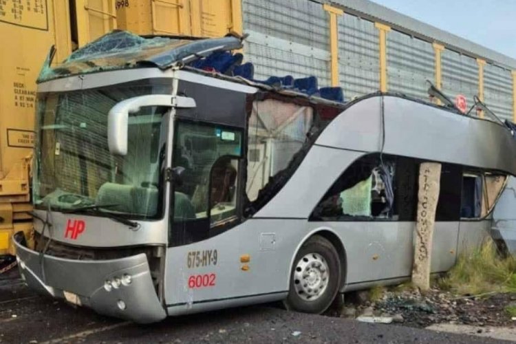 Meksika'da tren yolcu otobüsüne çarptı: Ölü ve yaralılar var...