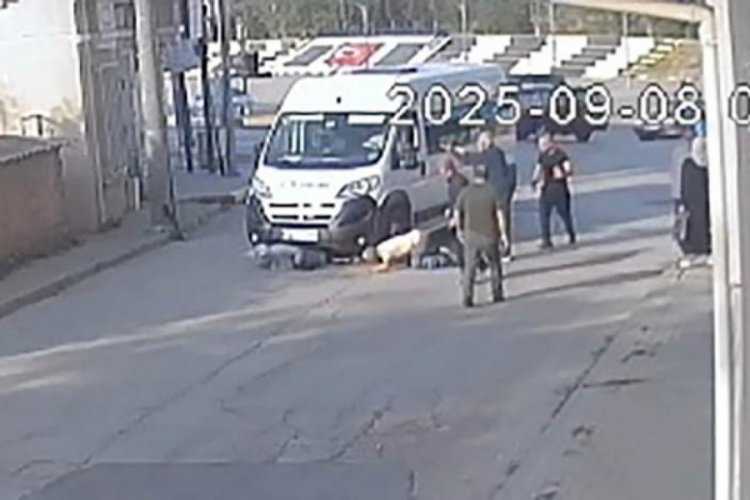 Okul yolunda feci kaza: Anne ve oğlu işçi servisinin altında kaldı