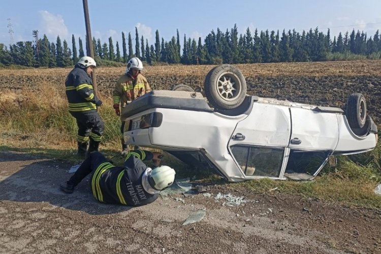 Takla atarak ters dönen otomobildeki 2 kişi yaralandı