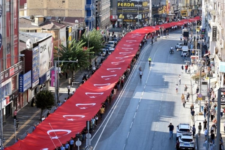 İzmir'de 350 metrelik bayrakla zafer yürüyüşü