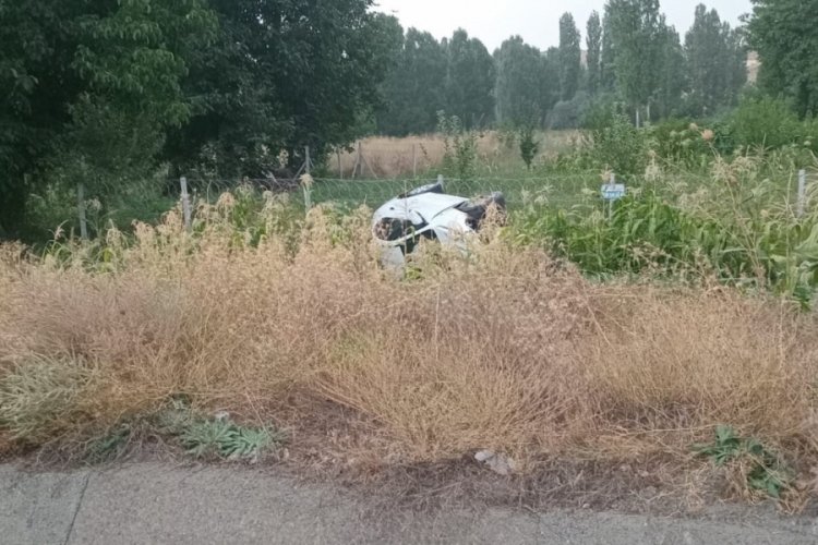 Otomobil mısır ekili araziye devrildi: 2 yaralı