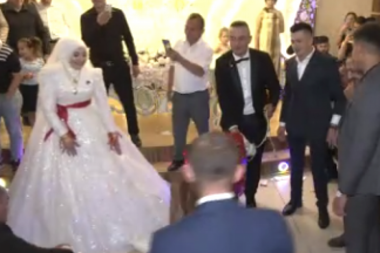 Düğünde gelin ve damada ilginç takı: Salonun içine soktular