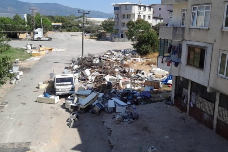 Bursa'da çöplüğe dönen sokak! Tepkiler karşılık bulmadı...