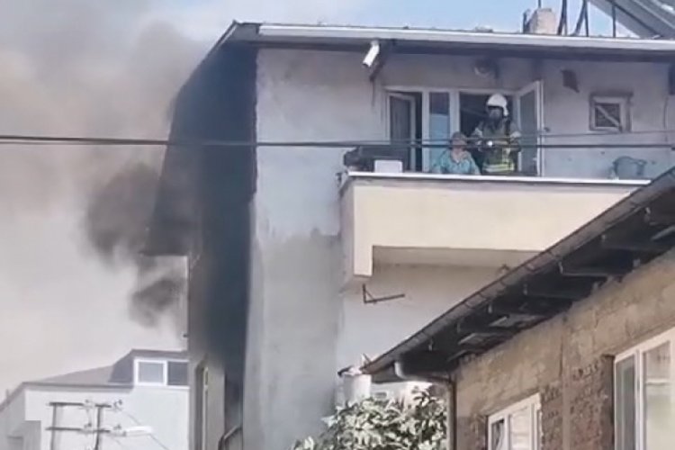 Bursa'da yaşlı kadın yangında mahsur kaldı!