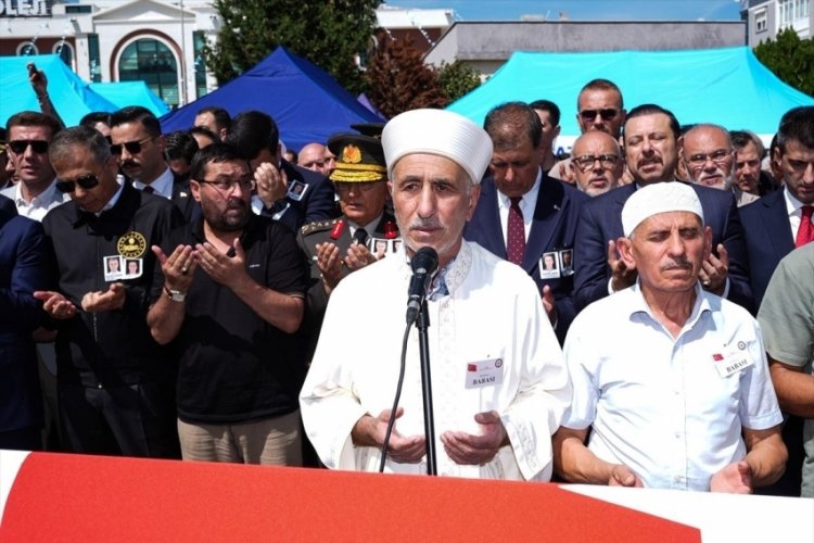 İzmir'de şehitlere son görev: Cenaze namazını şehidin babası kıldırdı