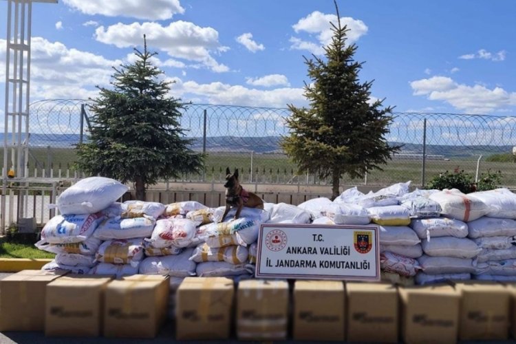 Şüpheli tırlardan tonlarca kaçak tütün ele geçirildi...
