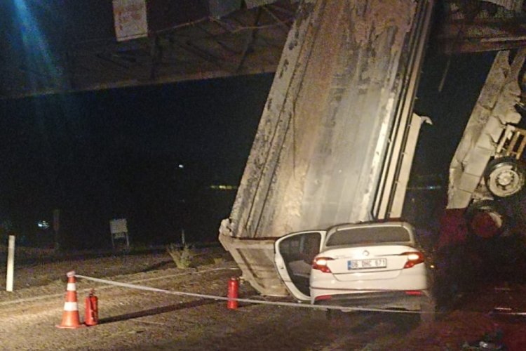 Damperi açılan kamyona otomobil çarptı; Ölü ve yaralılar var...