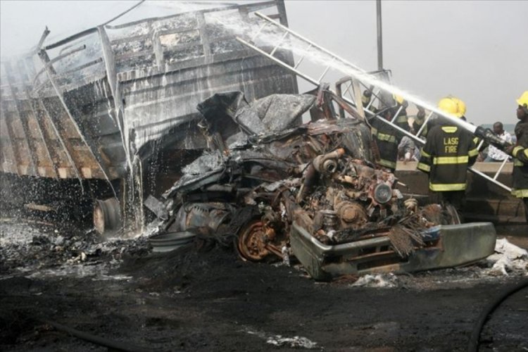 Nijerya'da trafik kazasında 12 kişi hayatını kaybetti
