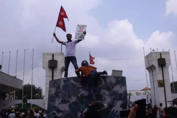 Nepal'de Z kuşağı neden sokaklara çıktı, başbakanı nasıl devirdi?