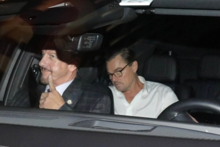 Leonardo DiCaprio, sevgilisi Vittoria Ceretti ile partiye giderken saklanmaya çalıştı