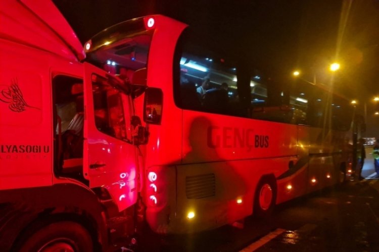 TEM'de lastiği patlayan otobüse kamyon çarptı: 1 yaralı