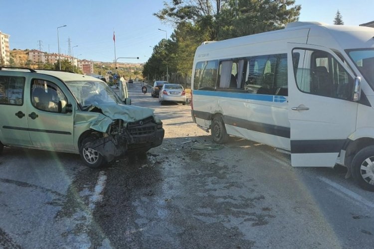 Okul servis minibüsü kazaya karıştı