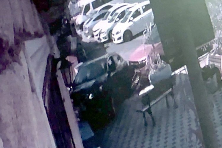 Gaz pedalı takılı kalan otomobil kaza yaptı