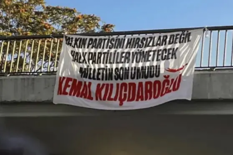 CHP'nin Kadıköy mitingi öncesi üst geçide "Kılıçdaroğlu" pankartı asıldı