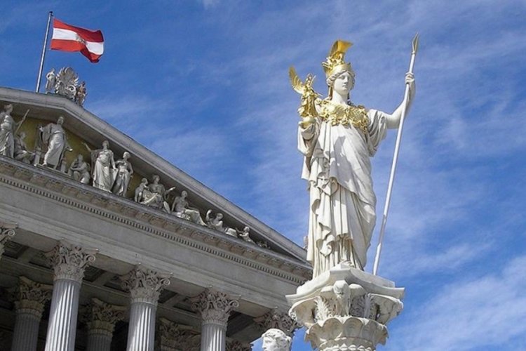 Avusturya'da okullarda 14 yaş altındaki çocuklara başörtüsü yasağı 