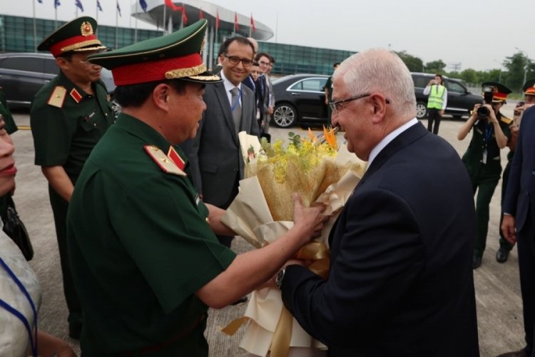 Bakan Güler Vietnam'da