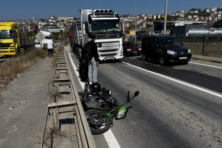 Otomobil sürücüsü motosiklete çarpıp kaçtı; 1 yaralı 