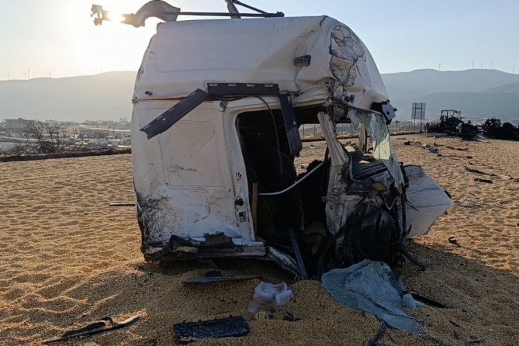 Freni patlayan mısır yüklü tır asfalt makinasına çarptı 