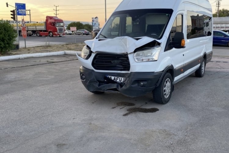 Bursa'da işçi servisi ile minibüs çarpıştı: 4 yaralı var...