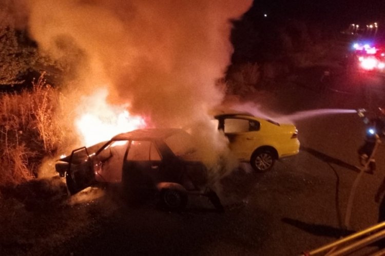 Kafa kafaya çarpışan otomobiller alev aldı: 2 yaralı var...