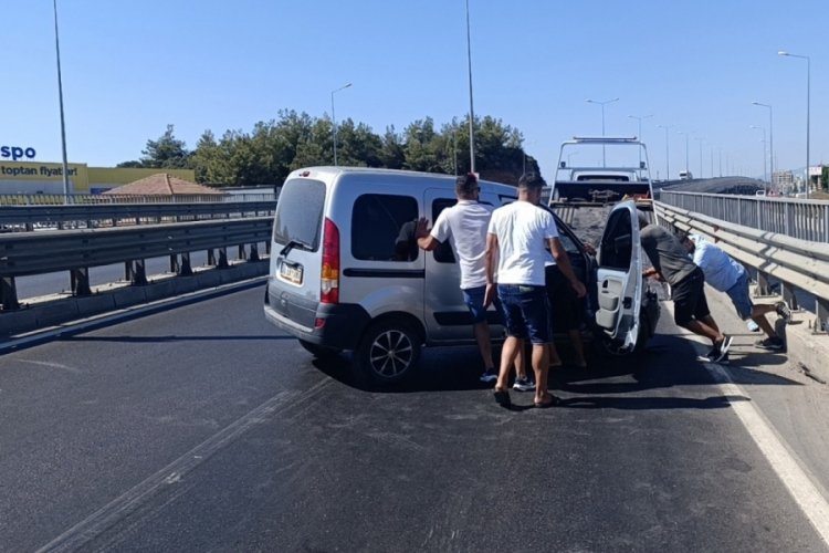 Bariyerlere çarpıp kaza yapan sürücü kazayı burnu kanamadan atlattı