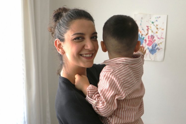 Ailesinden etkilenen genç kadın, bir çocuğa koruyucu anne oldu