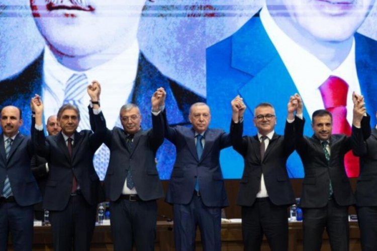 İki belediye başkanı AK Parti'ye katıldı: Rozetleri Erdoğan taktı