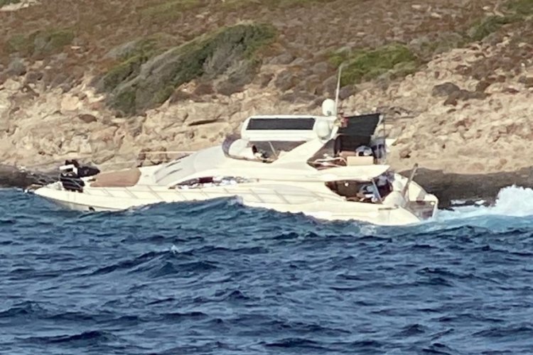Bodrum'da motoryat, servis botuyla birlikte karaya vurdu