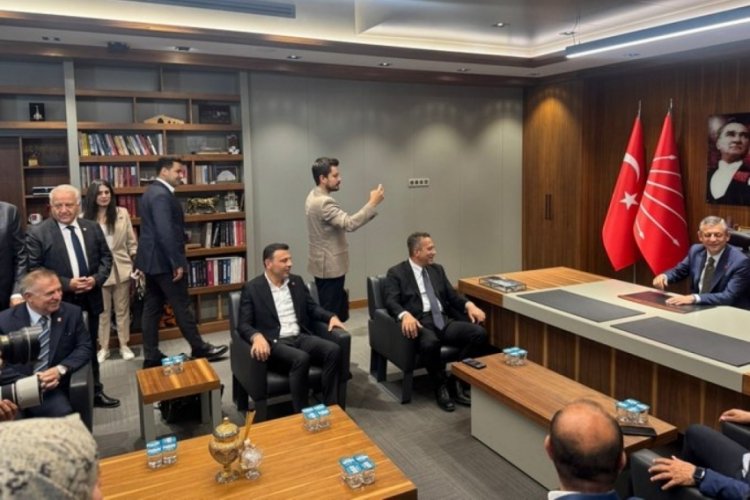 CHP Genel Başkanı Özgür Özel İstanbul'daki çalışma ofisinde