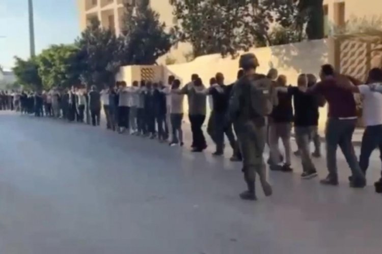 İsrail, Batı Şeria'da yüzlerce Filistinliyi alıkoydu