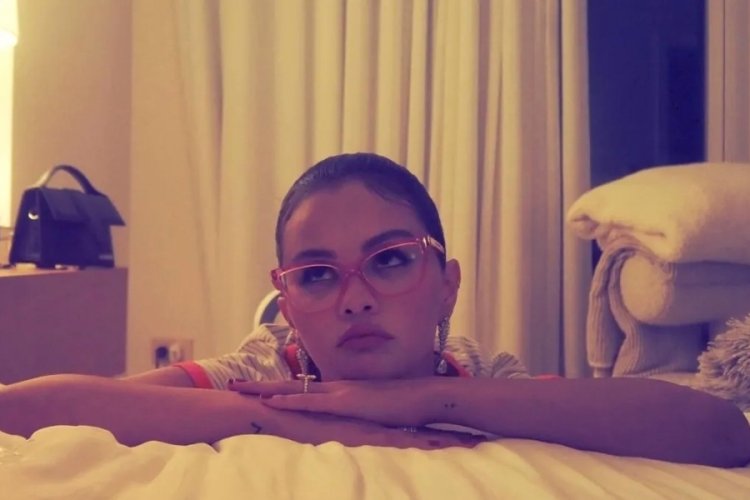  Selena Gomez otel odasında iç çamaşırlarıyla poz verdi! 