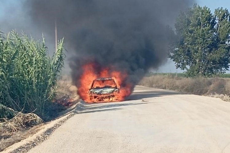 Otomobil alev alev yandı 
